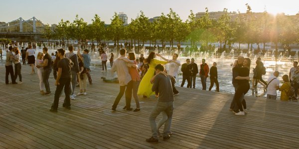 Танцевальные площадки в парке Горького в Москве