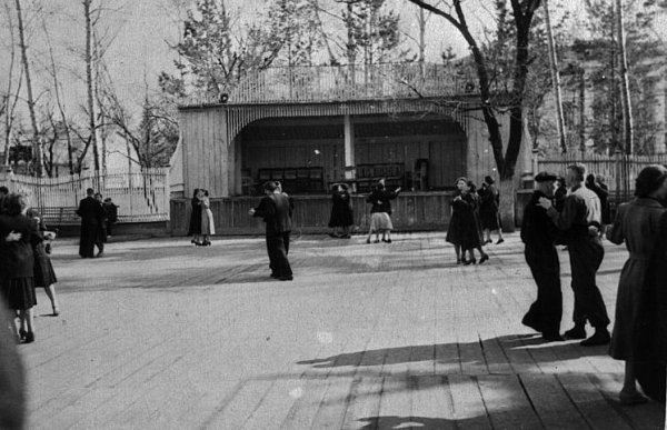 Танцплощадка СССР 70х в парке