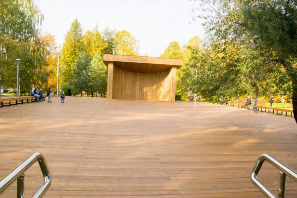 Парк Ангарские пруды танцевальная площадка