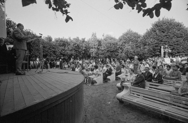 В парке Танцплощадка 60-е годы СССР