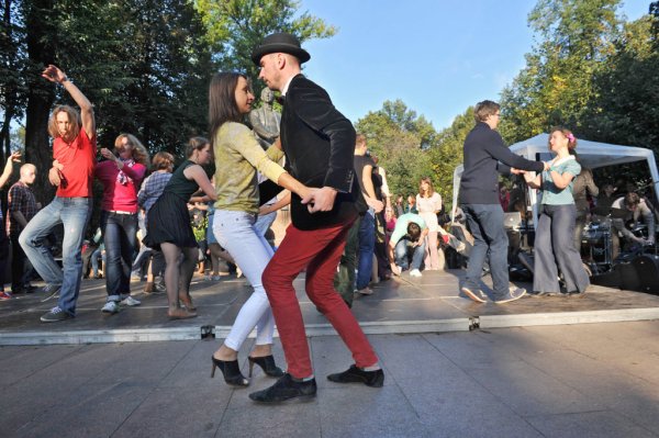 Танцы на улице в парке