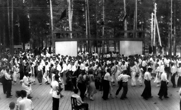 В парке Танцплощадка 60-е годы СССР