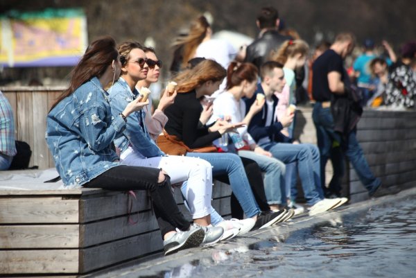 Молодежь в парке Горького