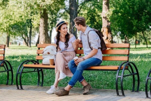 Парень с девушкой на лавочке