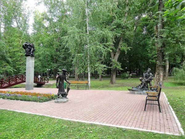 Памятники в парке Пушкина Саранск