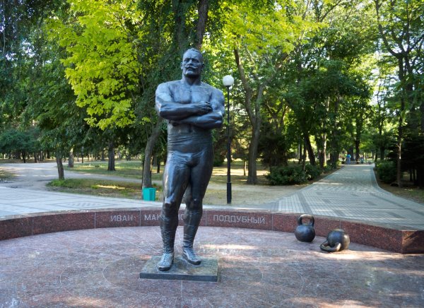 Памятник Поддубному в Ейске