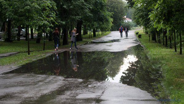 Улица с лужами