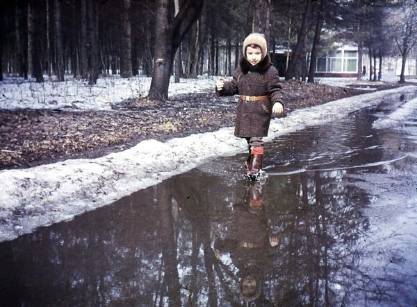 Малыши в луже в апреле