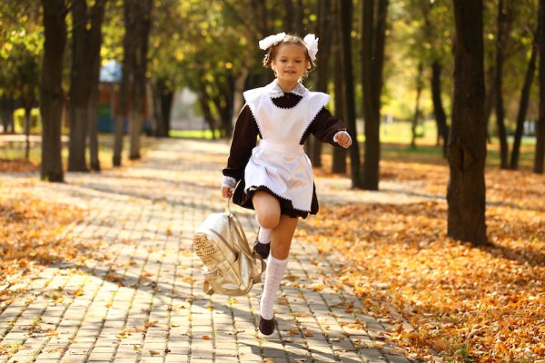 Девочка в школьной форме на улице