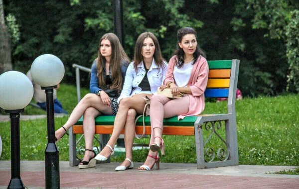 Три девочки на скамейке