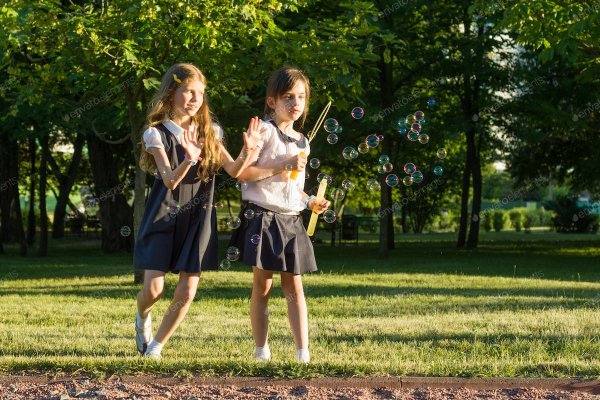 Старшеклассницы в парке