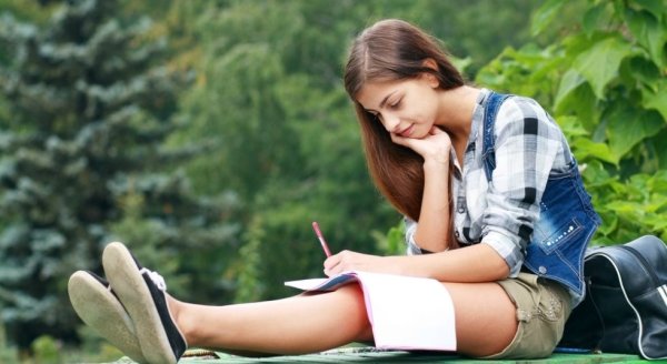 Подростки на скамейке в парке