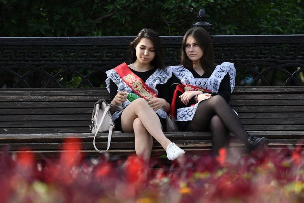 Выпускница сидит на лавочке