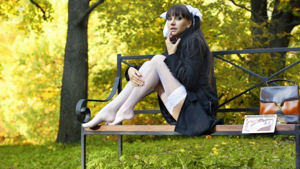 Девушка на скамейке в чулках