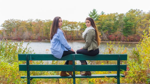 Подруги на лавочке