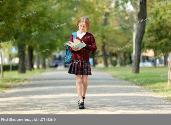 Школьница гуляет в парке