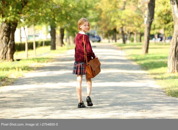 Школьницы гуляют