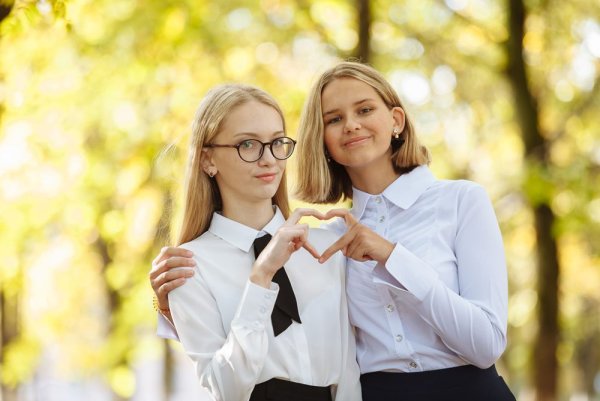 Позы для школьной фотосессии