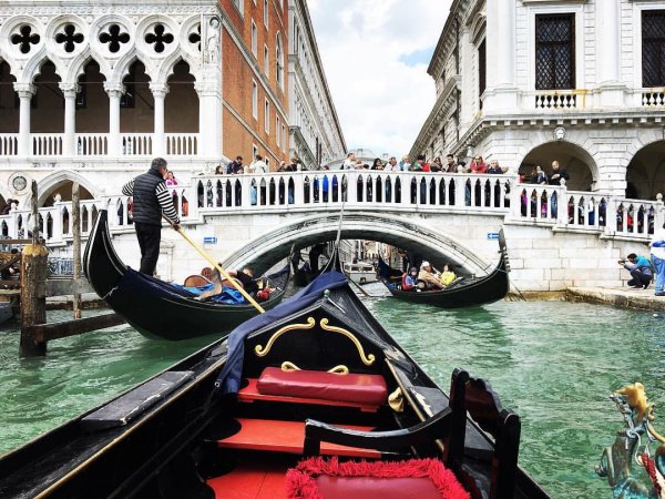 Гондола и гондольер в Венеции