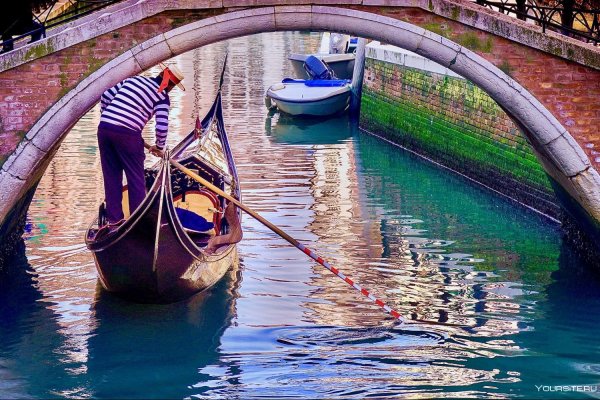 Гондола и гондольер в Венеции