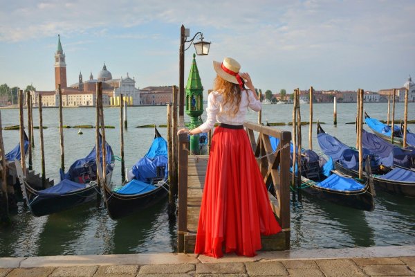 Женщина гондольер в Венеции