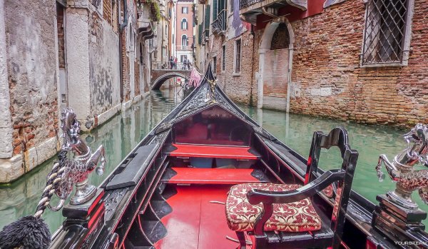 Гондольер на фоне Венеции