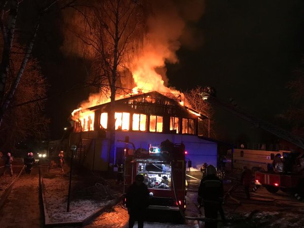 В Первомайском парке Курска сгорело кафе