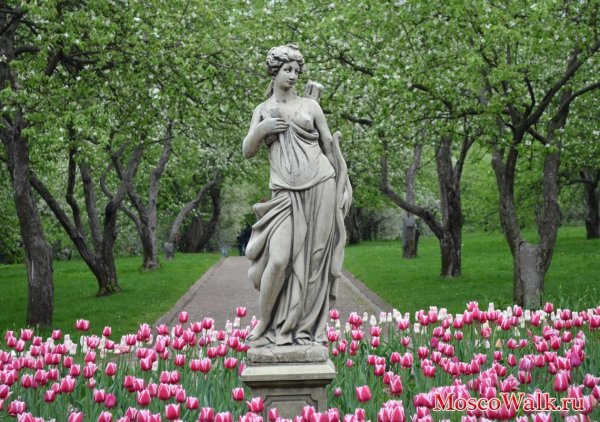 Статуи в парке Царицыно