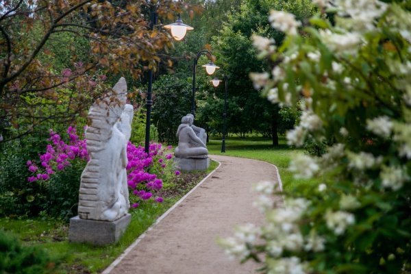 Скульптуры в сиреневом саду в Сокольниках