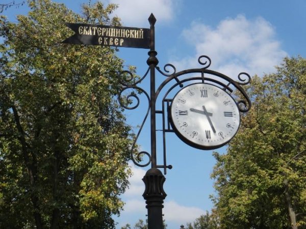 Уличные часы в парке