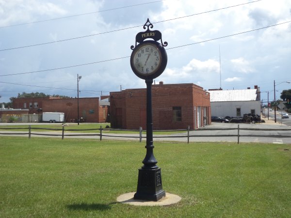 Башни с часами в парке