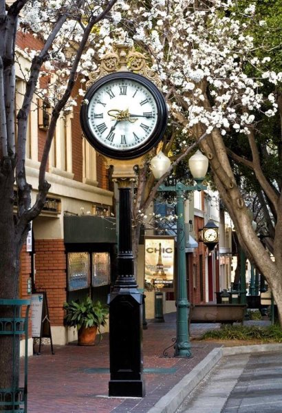 Старинные уличные часы