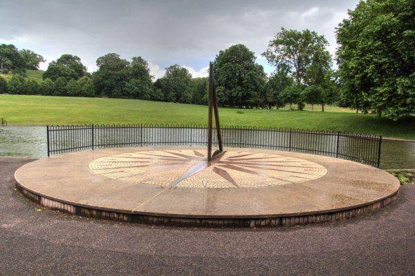 Гринвич-парк в Лондоне солнечные часы