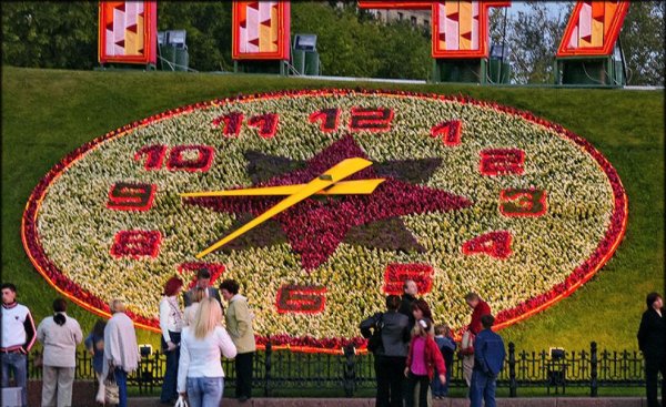 Цветочные часы на Поклонной горе в Москве