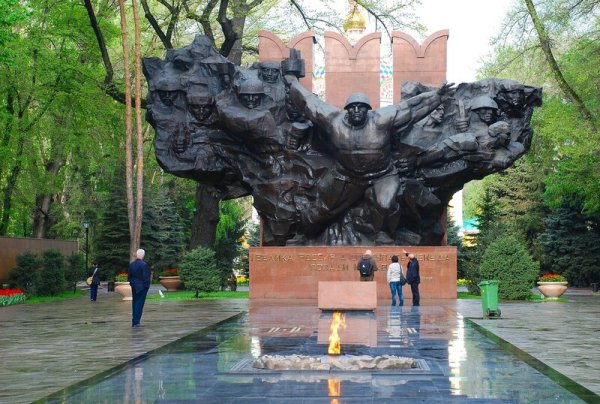 Парк 28 Панфиловцев Алматы