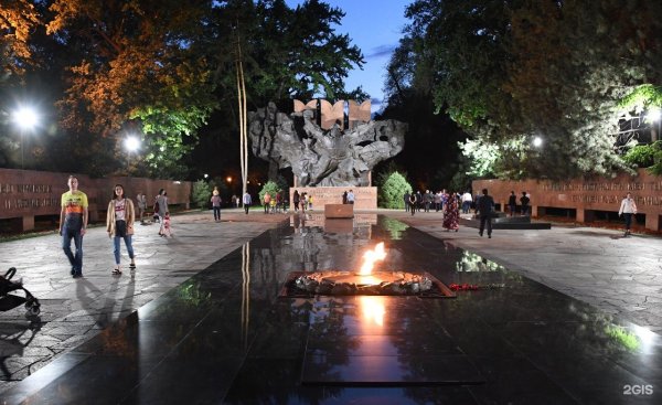 Вечный огонь в парке 28 Панфиловцев