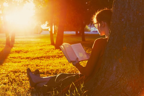 Девушка с книжкой на природе