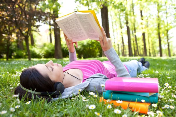 Девушка в парке с книгой