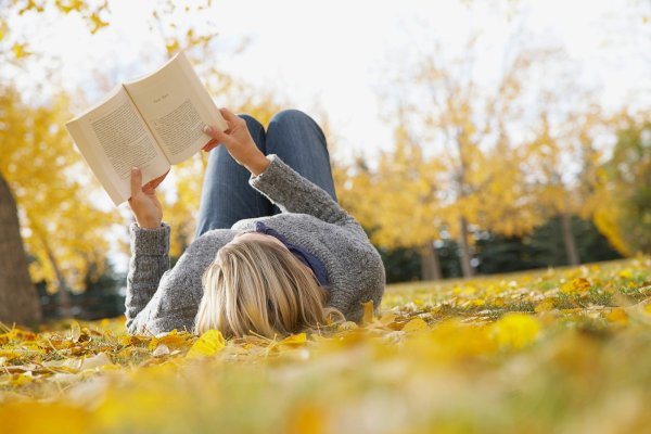 Девушка с книгой на природе