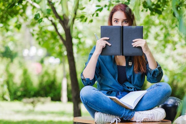 Девушка с книгой в руках