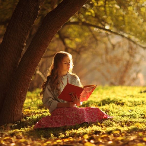 Девушка с книжкой на природе
