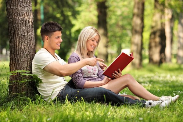 Парень и девушка читают книгу