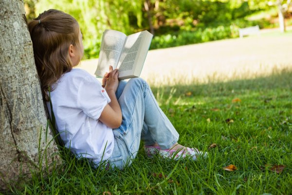 Дети в парке с книгами