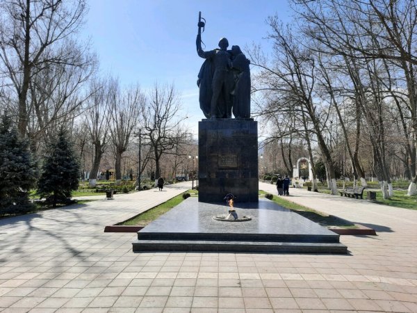 Парк Ленинского Комсомола Махачкала памятник воину освободителю