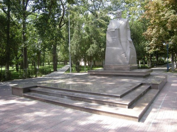 Махачкала памятник парк Ленинского Комсомола