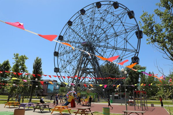 Комсомольский парк Махачкала колесо обозрения