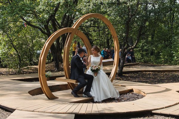 Сквер молодоженов Екатеринбург