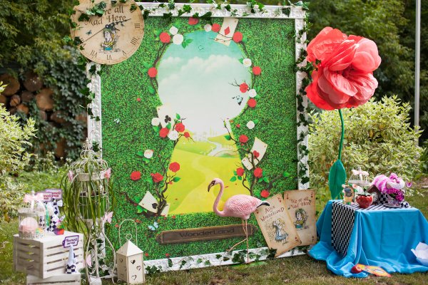 Фотозона Алиса в стране чудес