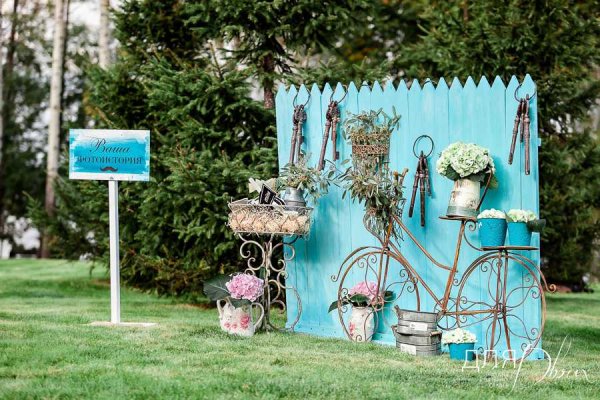 Фотозона с велосипедом на улице