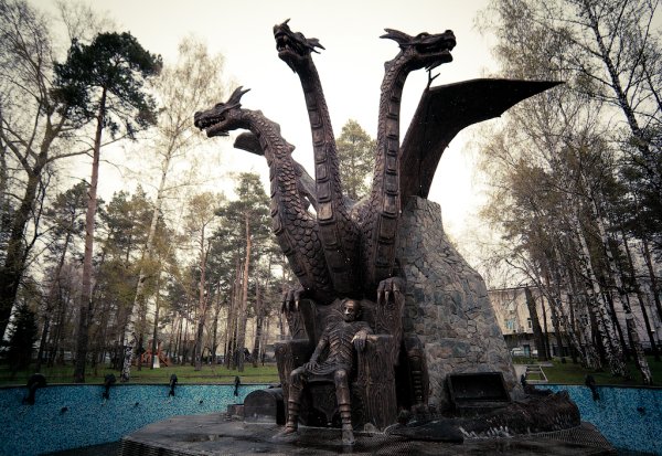 Змей Горыныч и Кощей Бессмертный памятник в Новосибирске